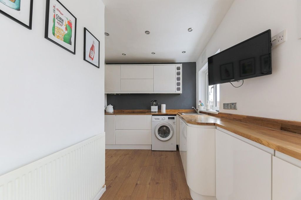 Property photo 3 of 17 Kitchen.Jpg