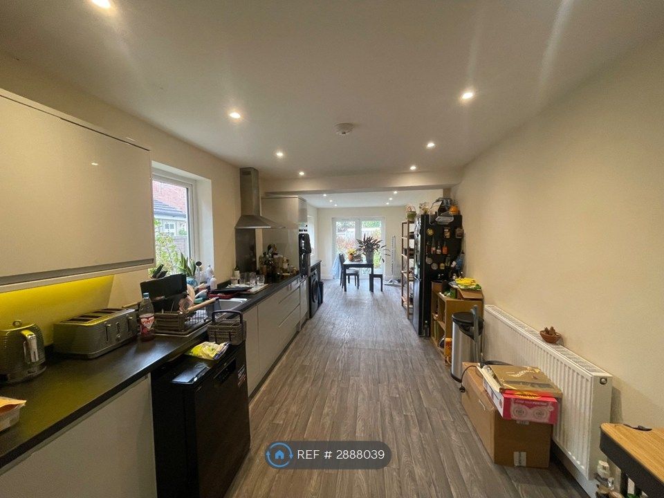 Property photo 3 of 10 Kitchen