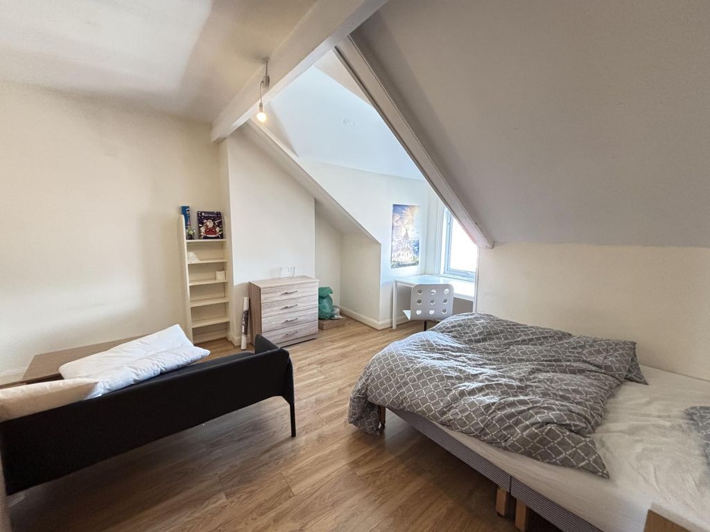 Property photo 2 of 8 A Spacious And Well-Maintained Master Bedroom Feat...