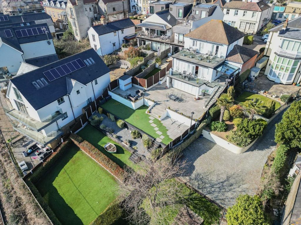 Property photo 3 of 34