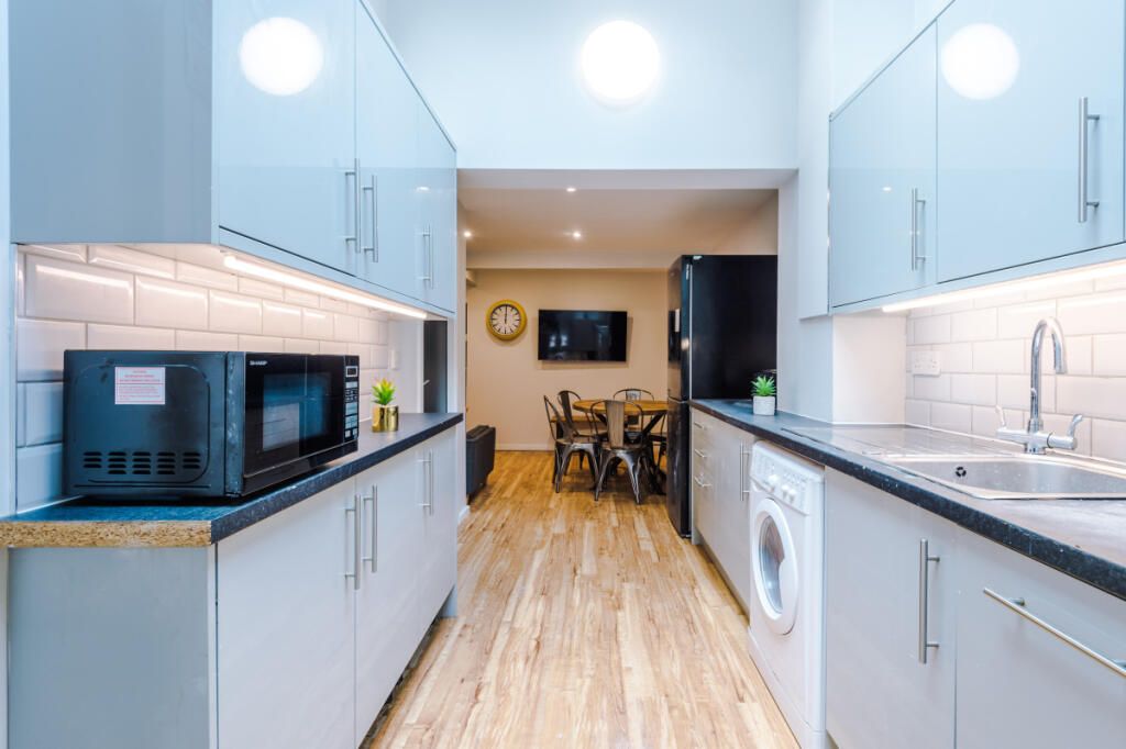 Property photo 1 of 11 Sharer's Dream On Mitcham And Colliers Wood Border, Cr4