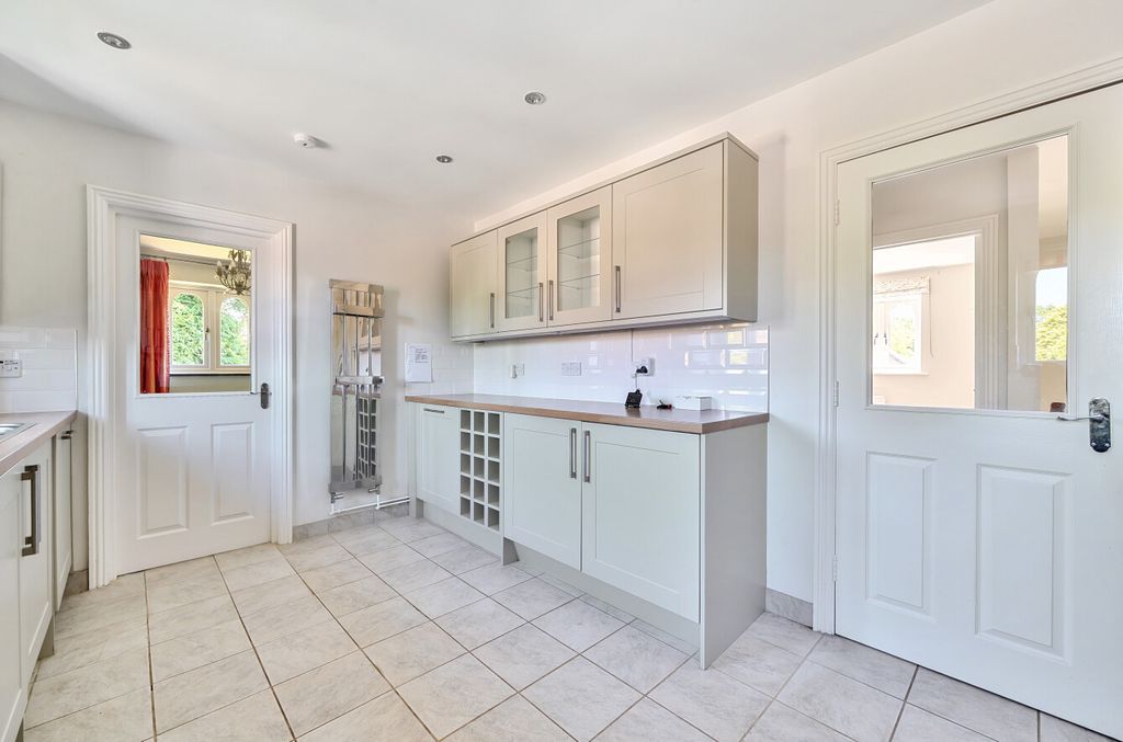 Property photo 3 of 22 1321749-13-686E48...