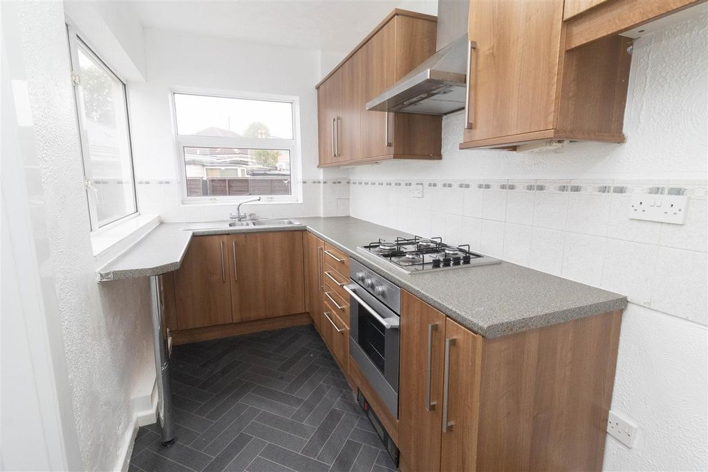 Property photo 3 of 8 Kitchen