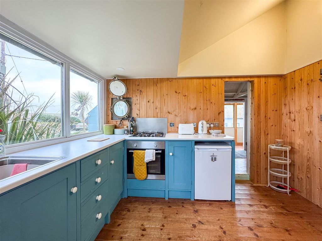 Property photo 3 of 20 Kitchen