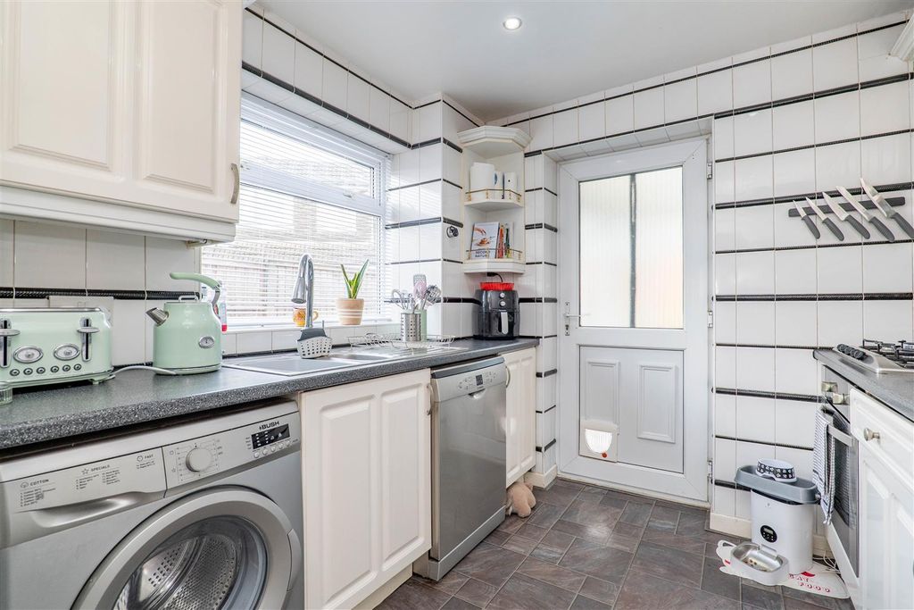 Property photo 3 of 26 Kitchen