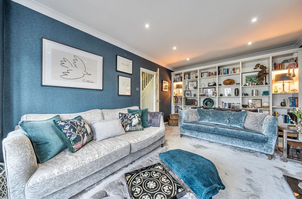 Property photo 3 of 17 Lounge3