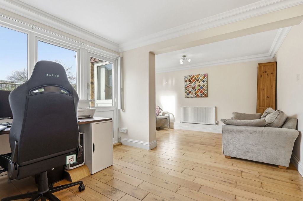 2 bed flat for saleCalvert Drive, Basildon SS13 photo 5