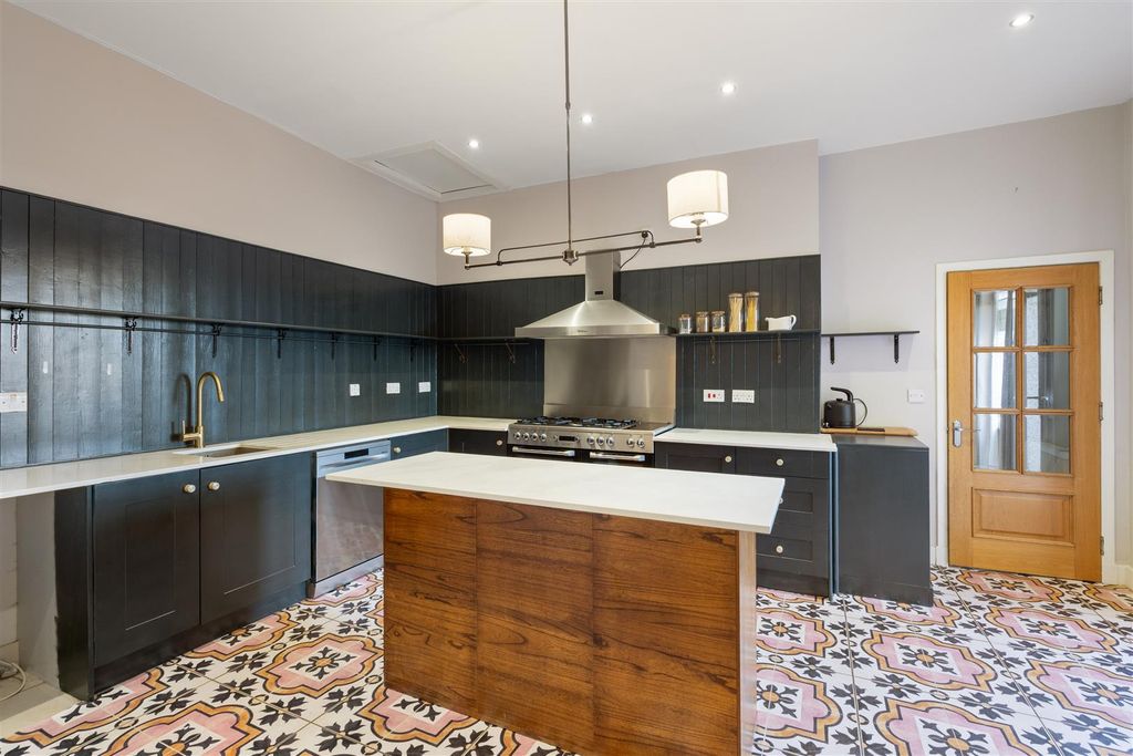Property photo 3 of 31 6.Jpg
