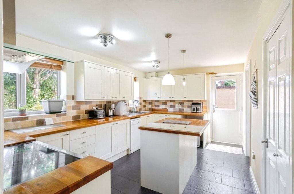 Property photo 3 of 17 Kitchen