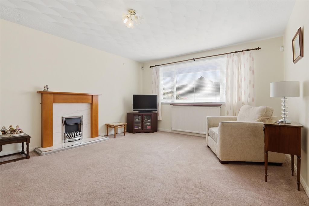 3 bed property for saleBramble Hedge Path, Jamestown, Alexandria G83 photo 5