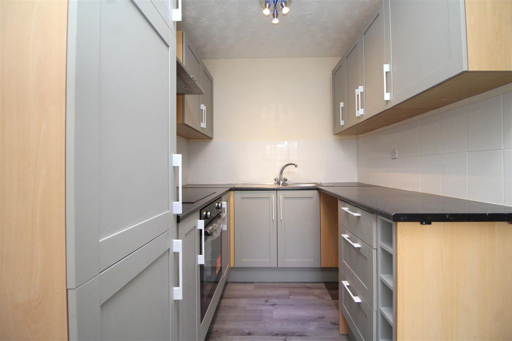 Property photo 2 of 11 Kitchen .Jpg