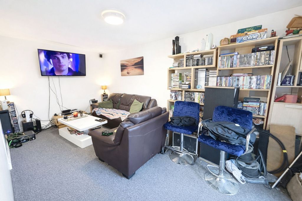 Property photo 3 of 6 Lounge