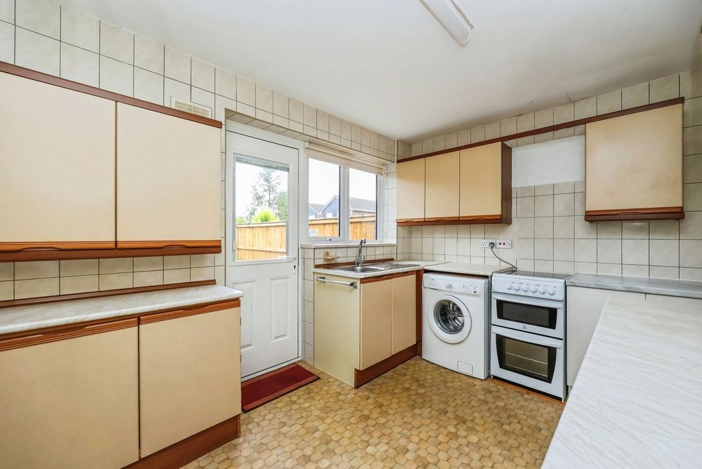 Property photo 2 of 17 Fitted Kitchen