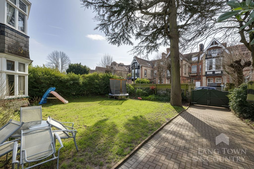 Property photo 2 of 33