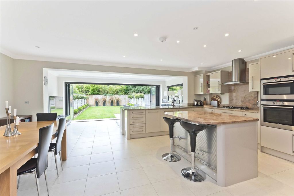 Property photo 3 of 9 Kitchen/Dining Area