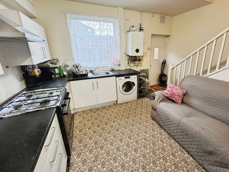 Property photo 3 of 10 Kitchen