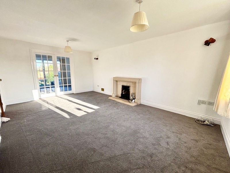 Property photo 3 of 10 Lounge