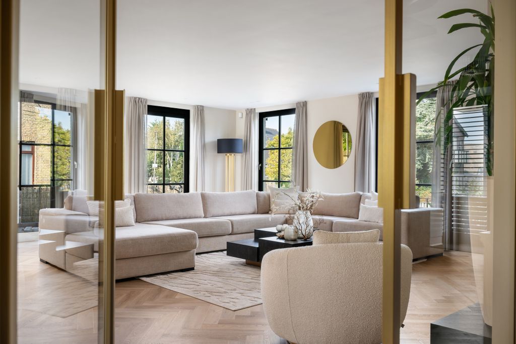 Property photo 2 of 60