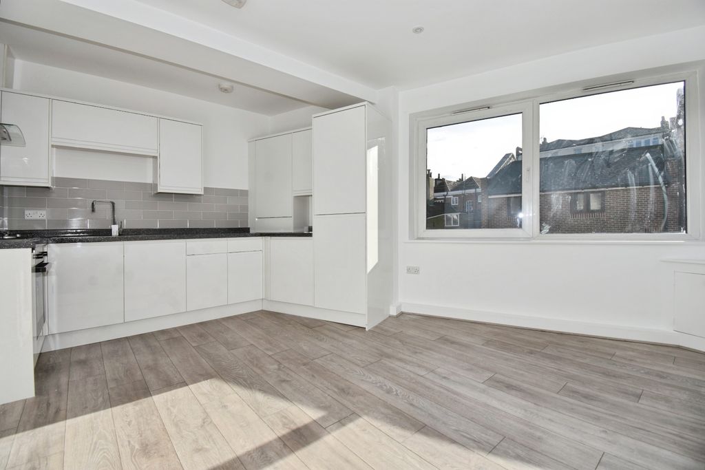 Property photo 3 of 7 Living Room / Kitchen