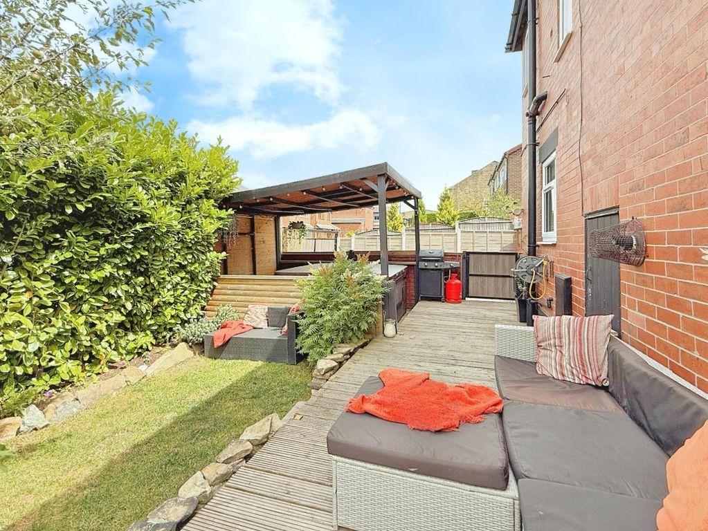 Property photo 2 of 19 Gardens