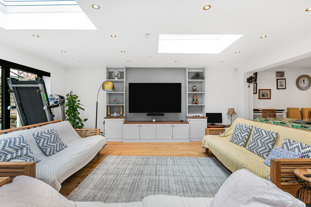 Property photo 2 of 16 Reception/Kitchen