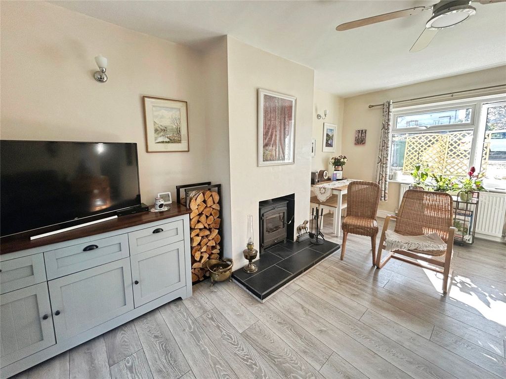 Property photo 3 of 19 Lounge