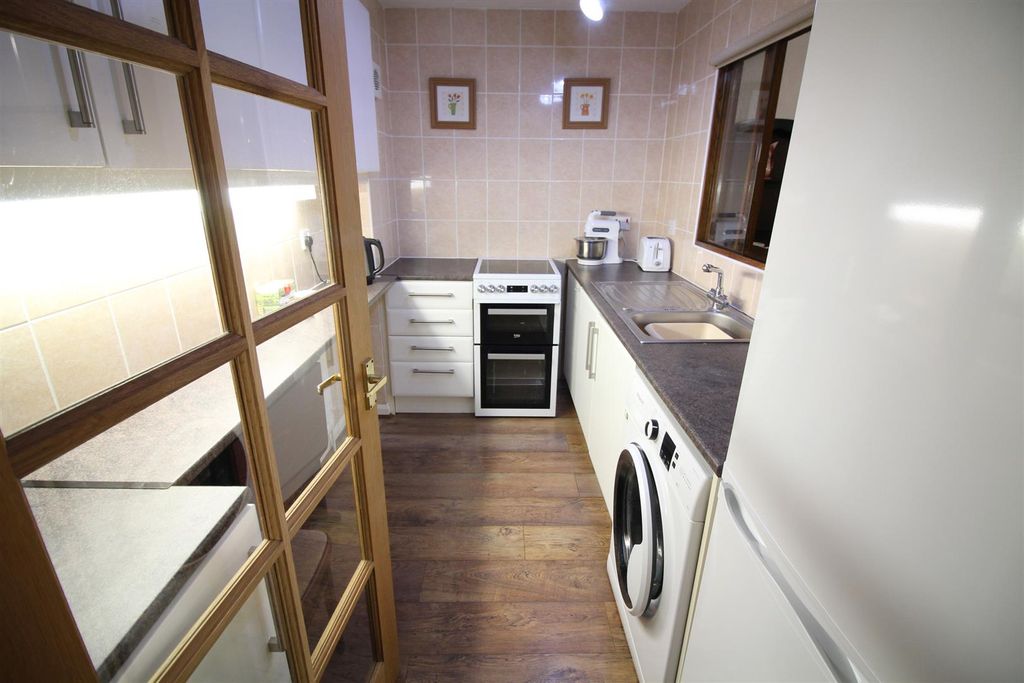 Property photo 2 of 7 Kitchen