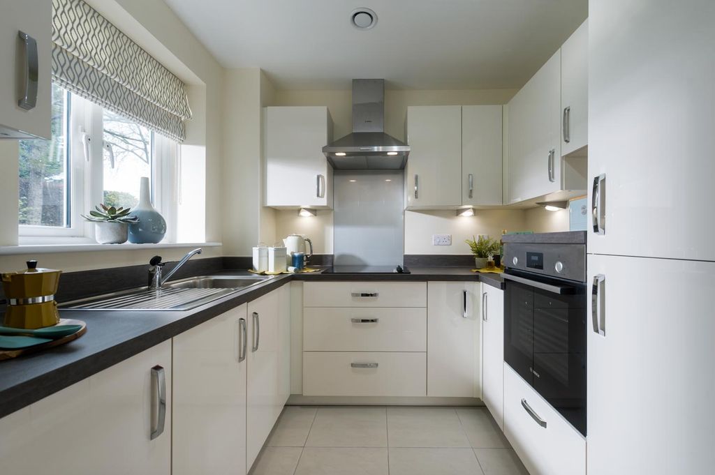 Property photo 3 of 11 Show Apartment Kitchen