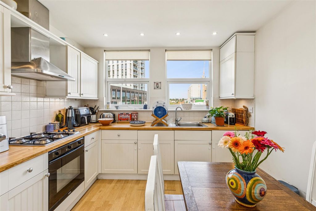 Property photo 2 of 8 Weston Road W4 For Sale