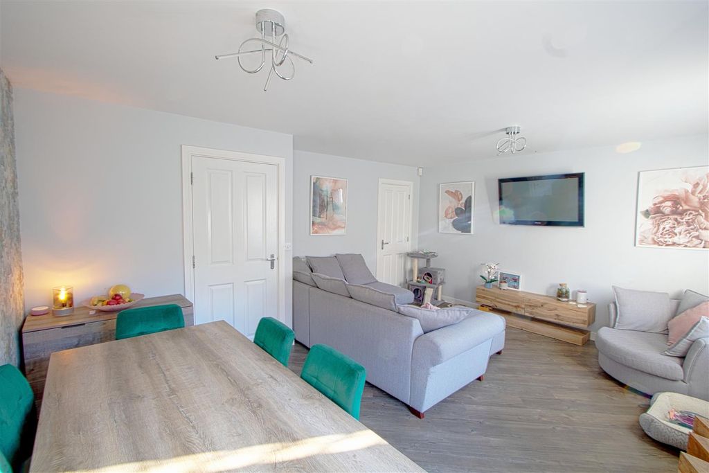 Property photo 2 of 19 Lounge 1 Ps.Jpg