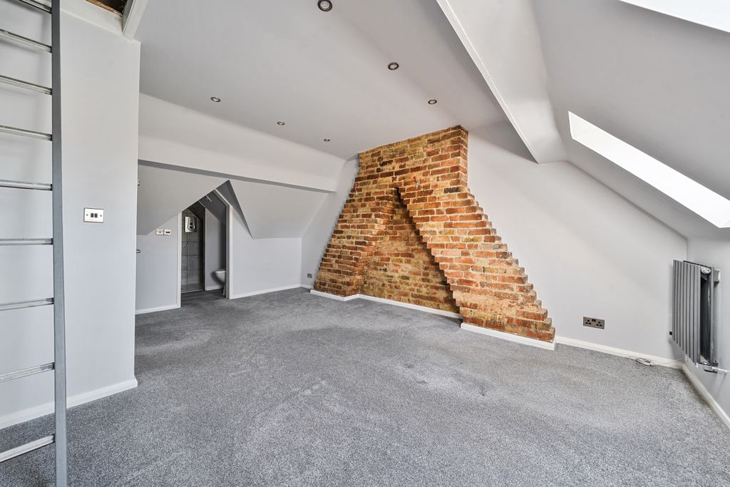 Property photo 2 of 20 Bedroom