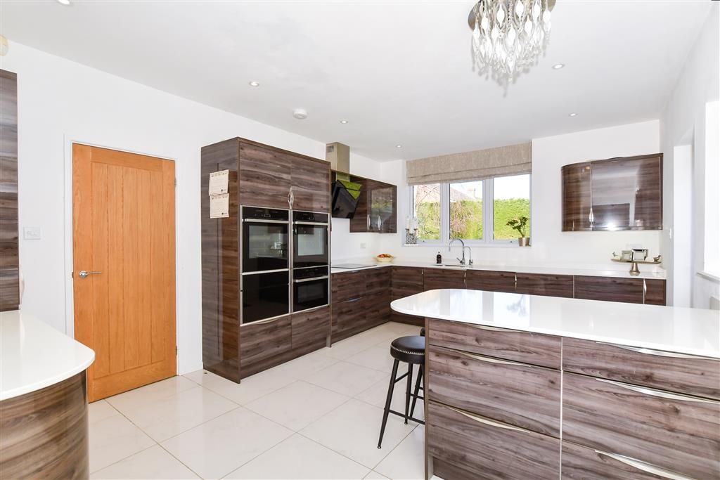 Property photo 3 of 15 Kitchen/Breakfast Area
