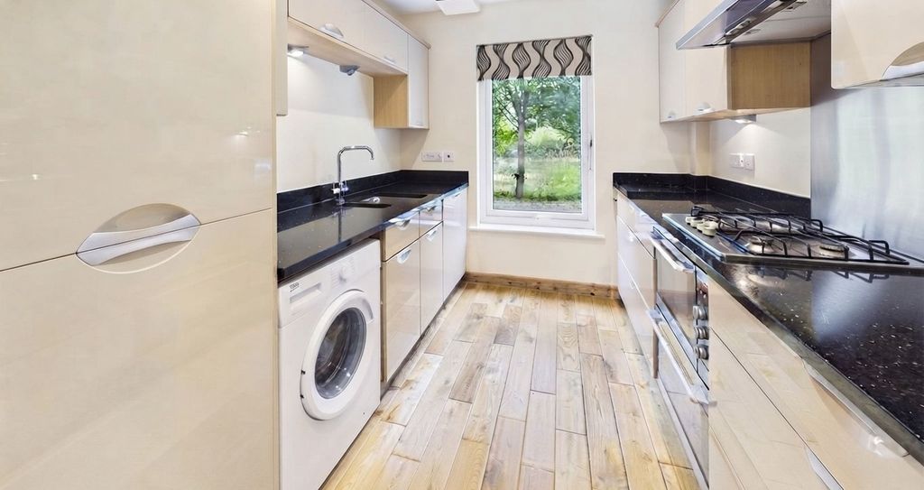 Property photo 3 of 23 Modern Fitted Kitchen