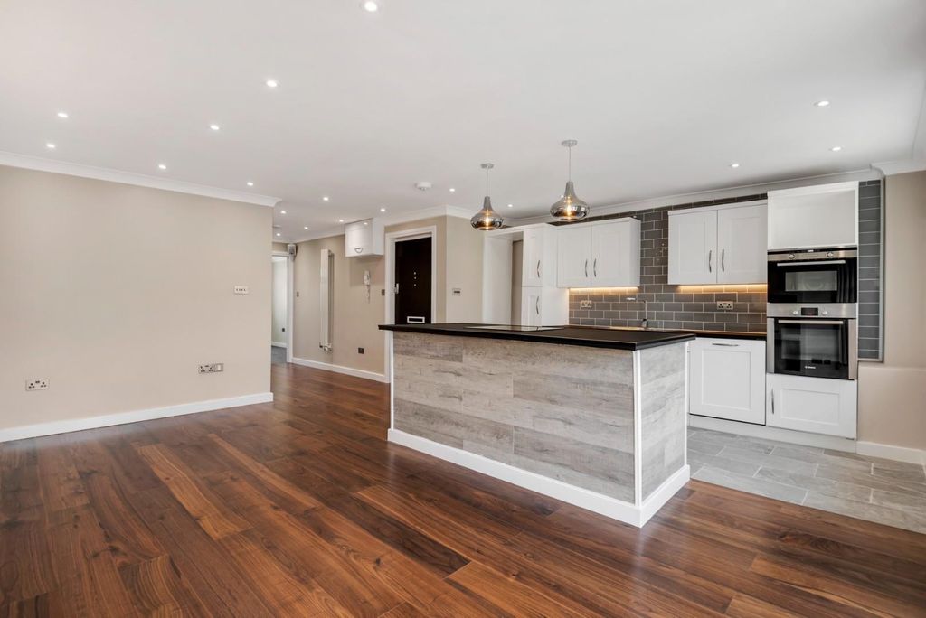 Property photo 3 of 14 Kitchen/Reception