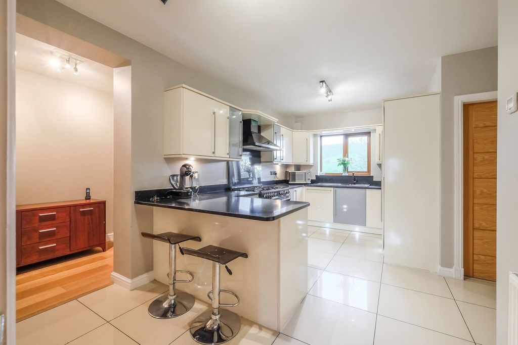 Property photo 2 of 32