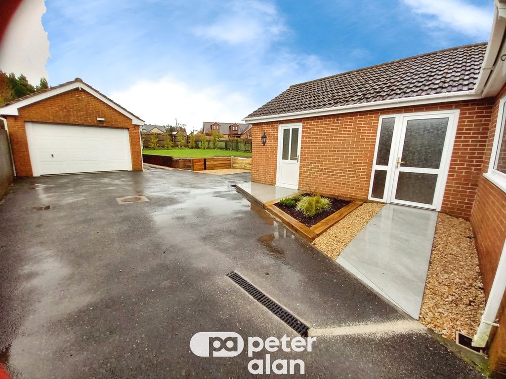 Property photo 1 of 11 Living Room