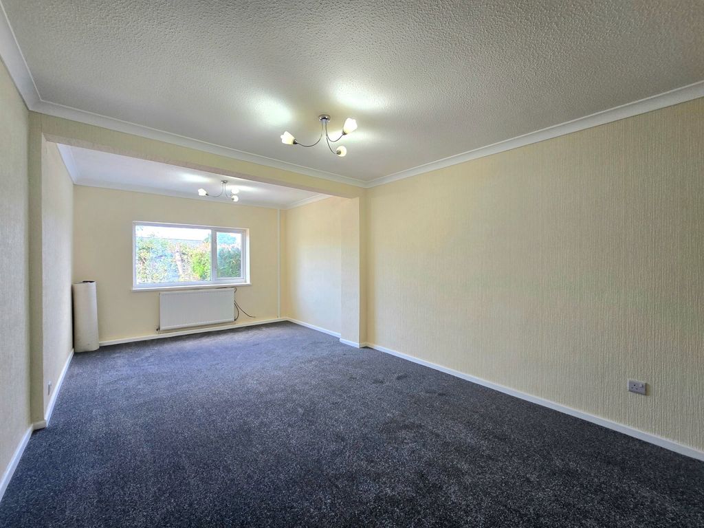 Property photo 2 of 17 Lounge