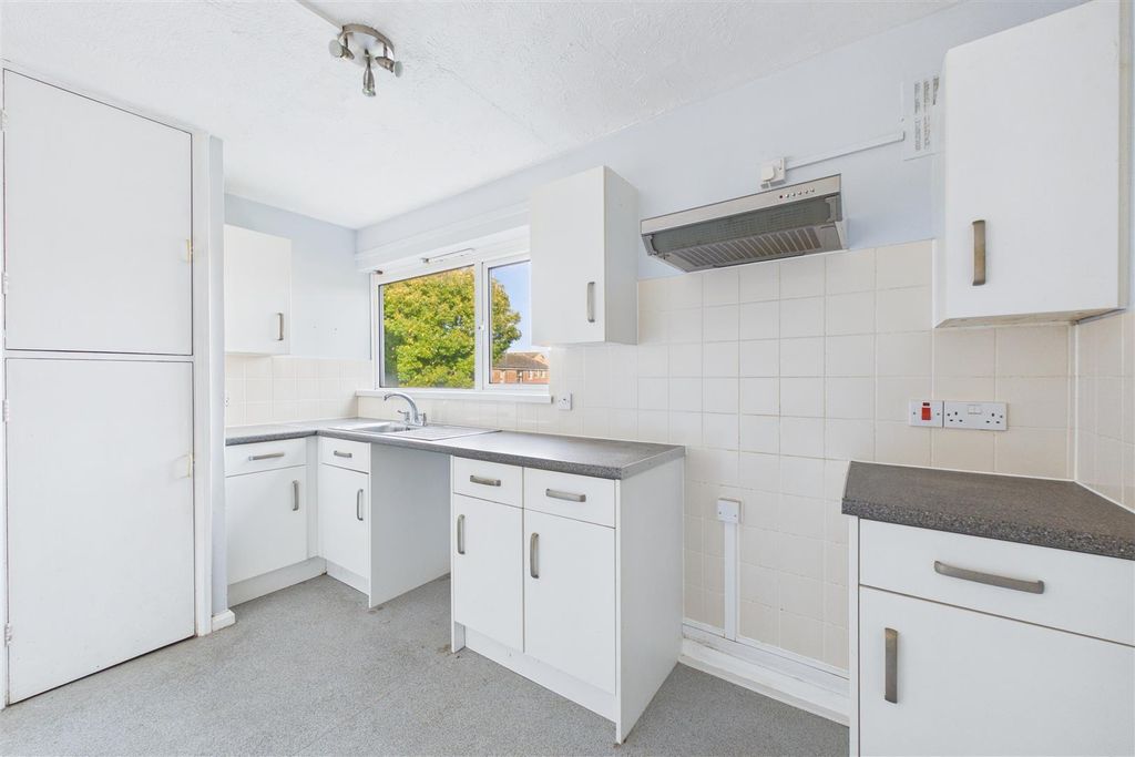 Property photo 3 of 11 Kitchen