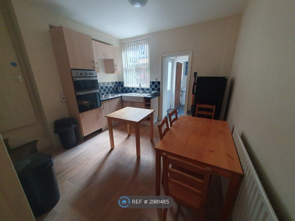 Property photo 3 of 11 Kitchen