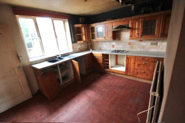 Property photo 3 of 8 Kitchen