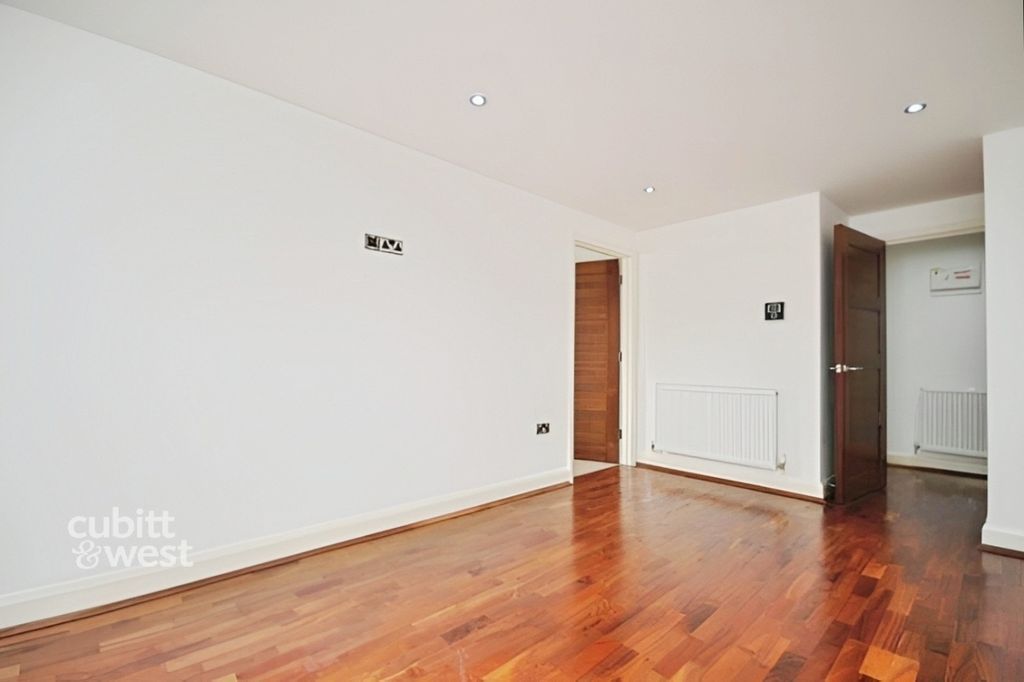 Property photo 3 of 8 000F295d-85054_P5...