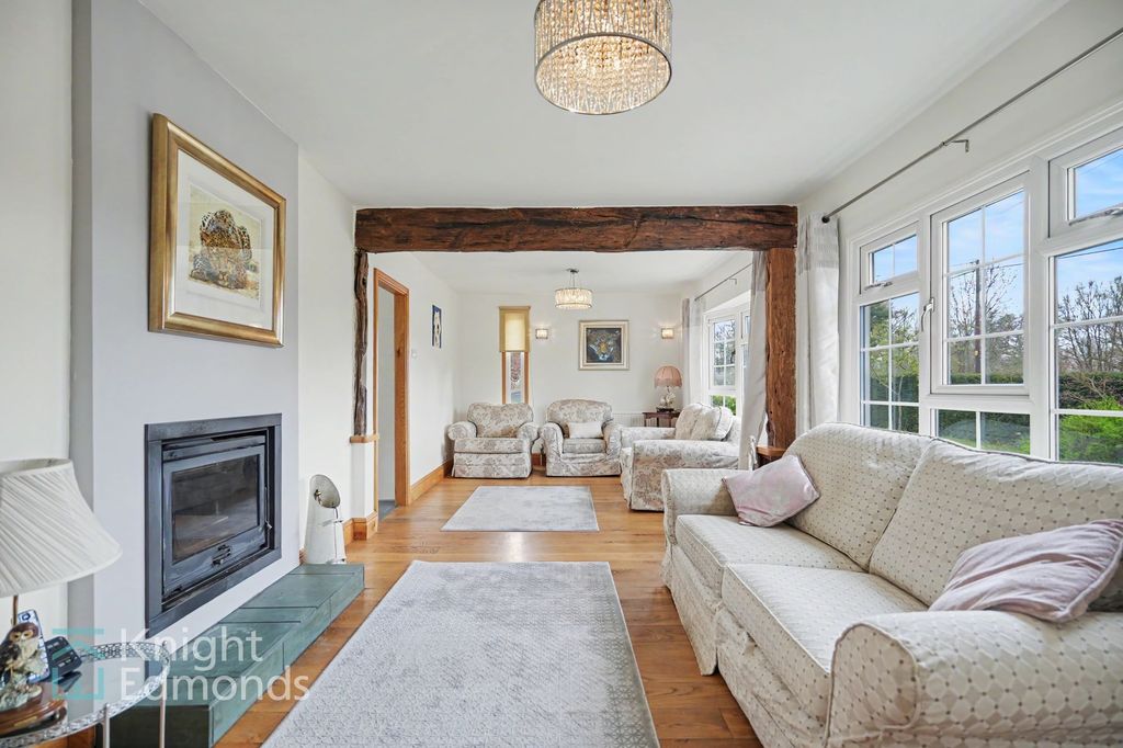 Property photo 2 of 24 Lounge