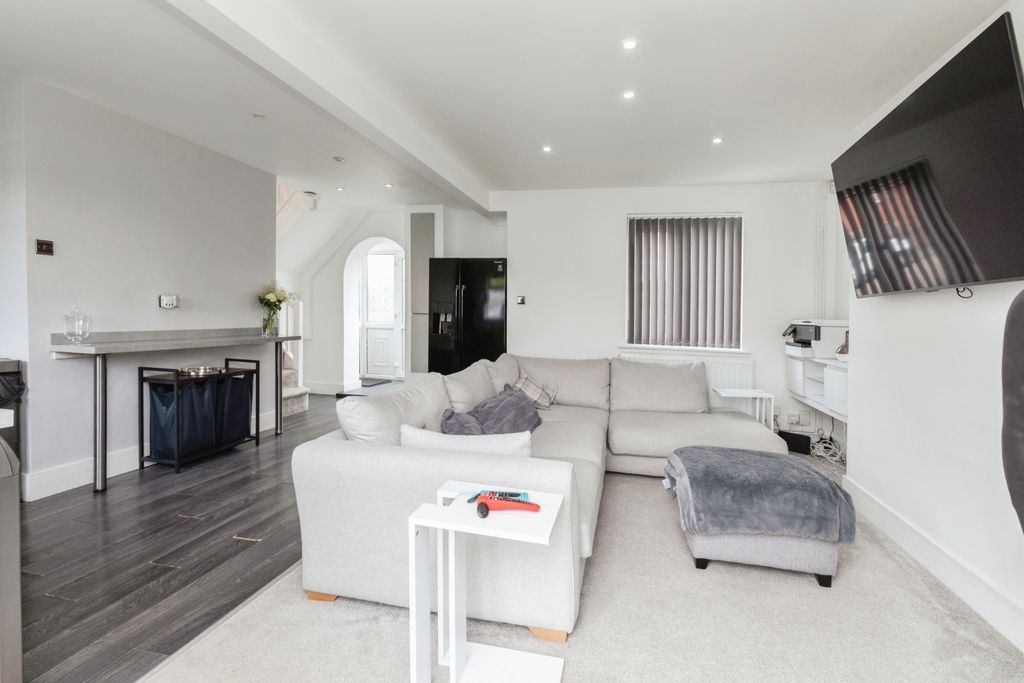 Property photo 2 of 19 Living Room/Open Plan