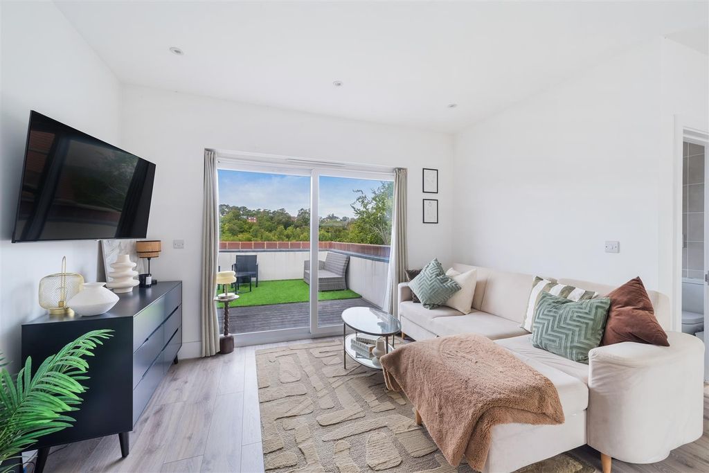 Property photo 3 of 9 Fairdene Road, 26, Flat 3 -6.Jpg