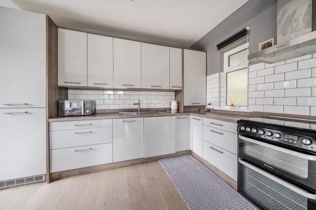 Property photo 3 of 11 Kitchen