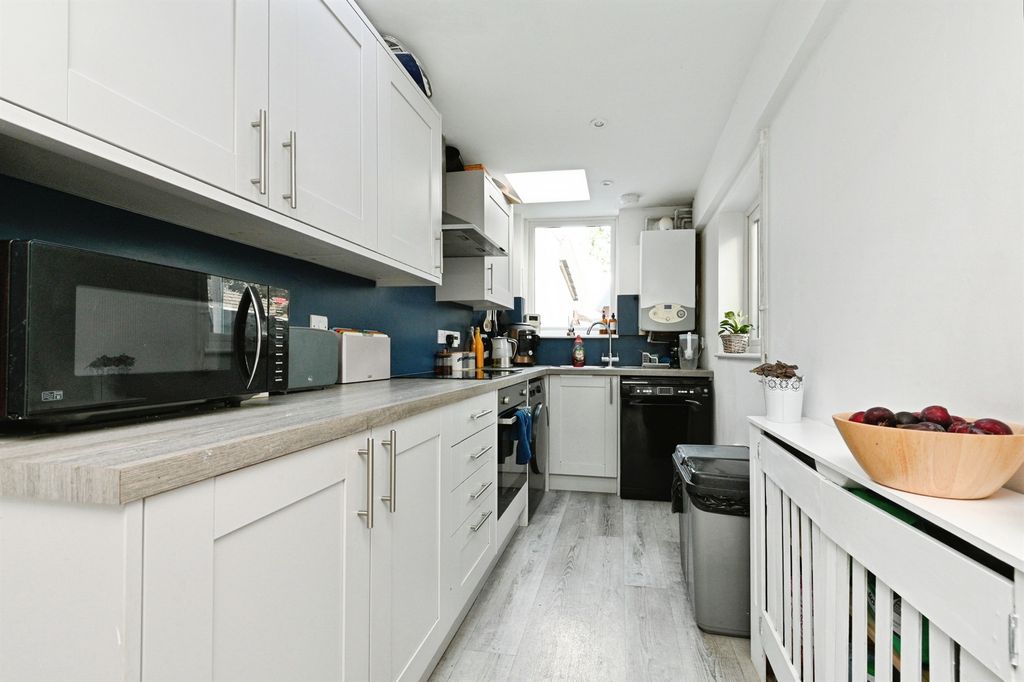 Property photo 2 of 32
