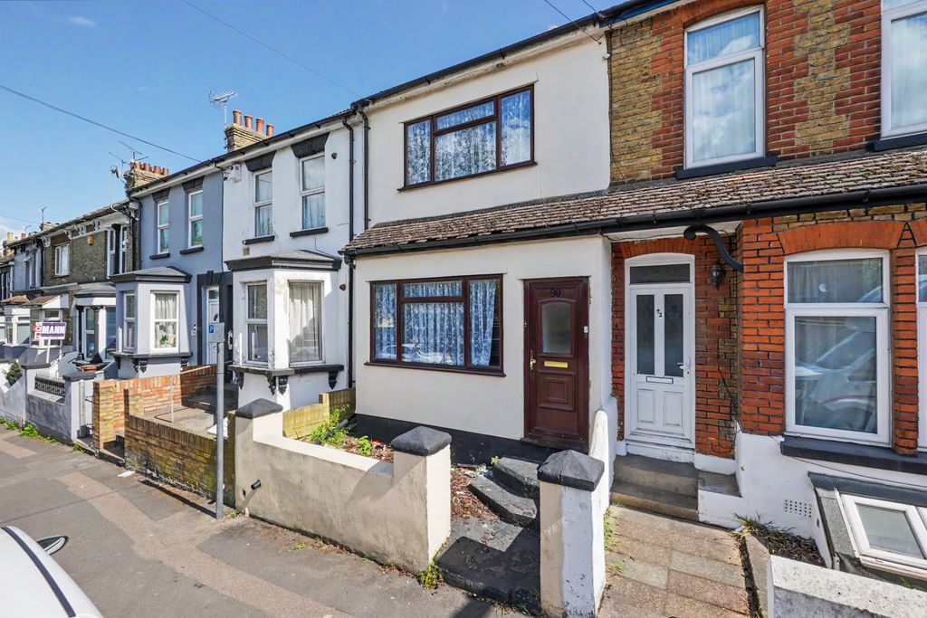 Property photo 1 of 12 4 Bed Terraced House For Sale Windmill Road, Gillingham Me7