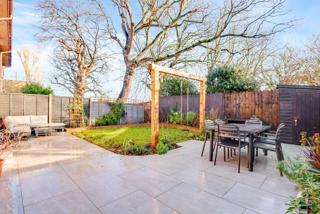 Property photo 3 of 15 05-6A98Jhpropworld - 30 Tarragon Grove - 25.Jpg