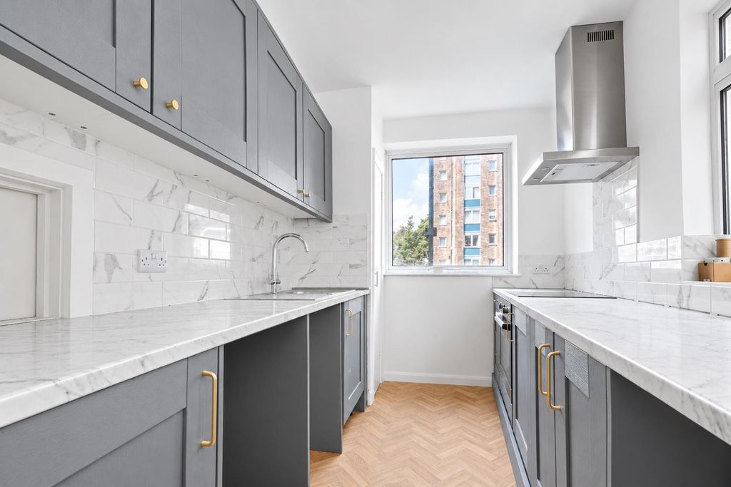Property photo 3 of 10 Kitchen