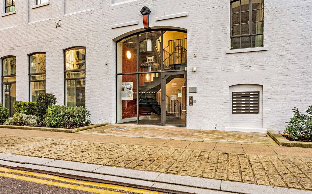 Property photo 2 of 19 Communal Entrance